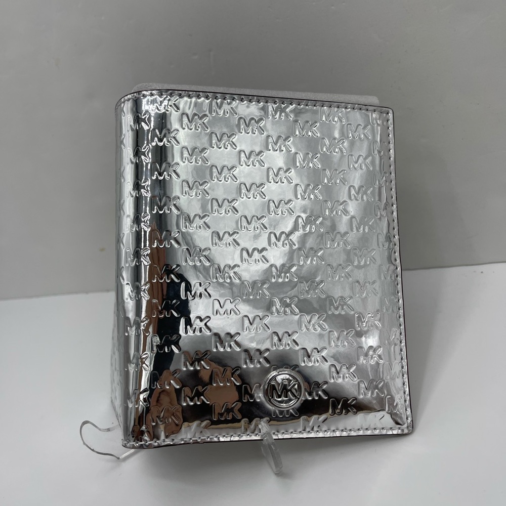Michael Kors Jet Set Travel Md Sign Patent Logo Debossed  Passport Case
Silver - Picture 6 of 16